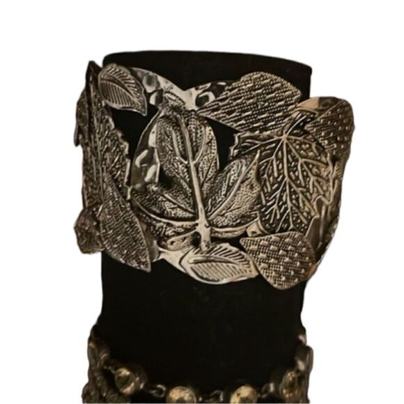 Vintage Avon NR Leaf Cuff Bracelet - Picture 7 of 10